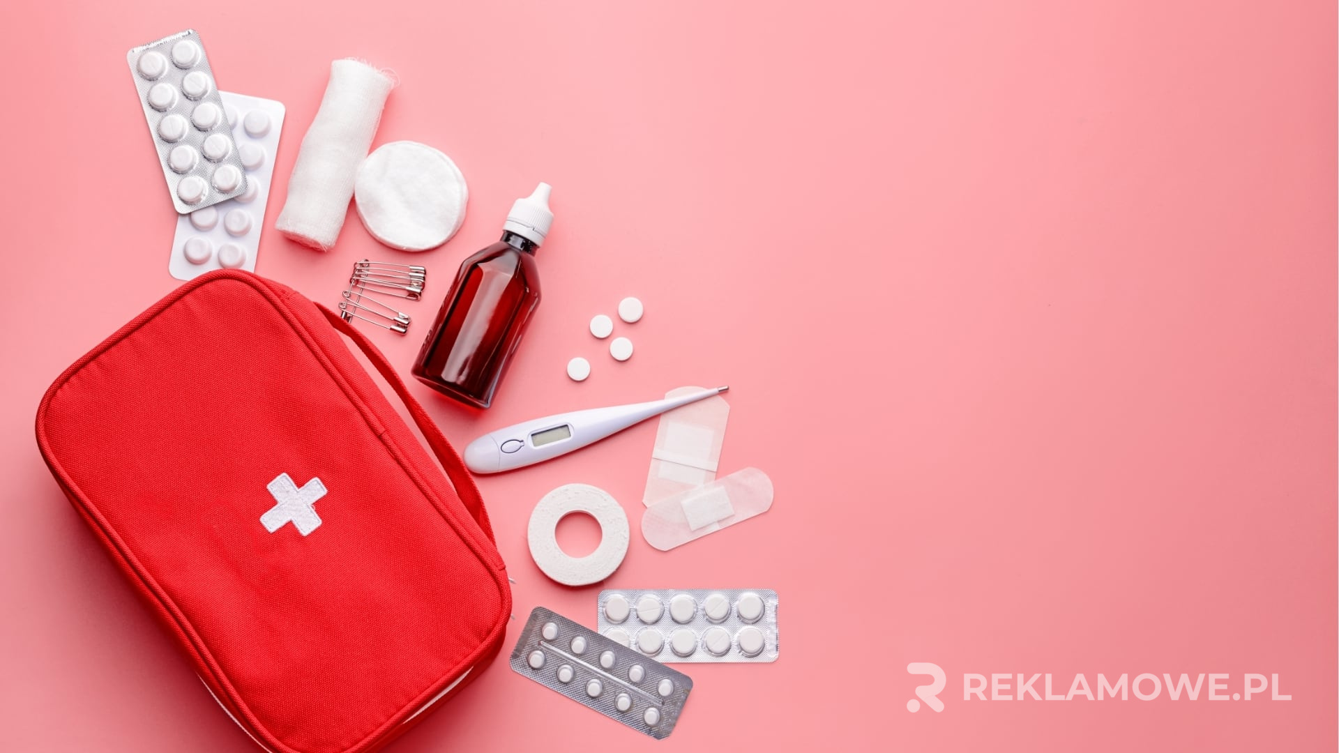 Apteczka reklamowa na tle apteki