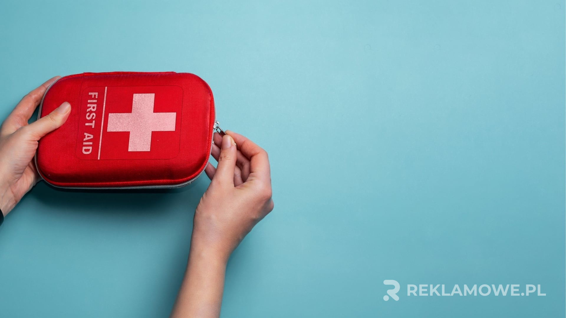 Apteczki reklamowe dla branży B2B Apteczka reklamowa na tle biura