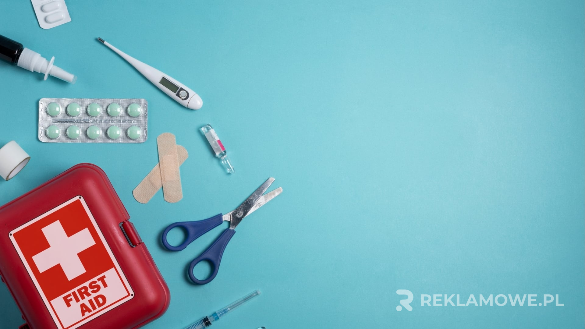 Jak wybrać odpowiednią apteczkę reklamową dla twojej firmy apteczka reklamowa na tle biurowym