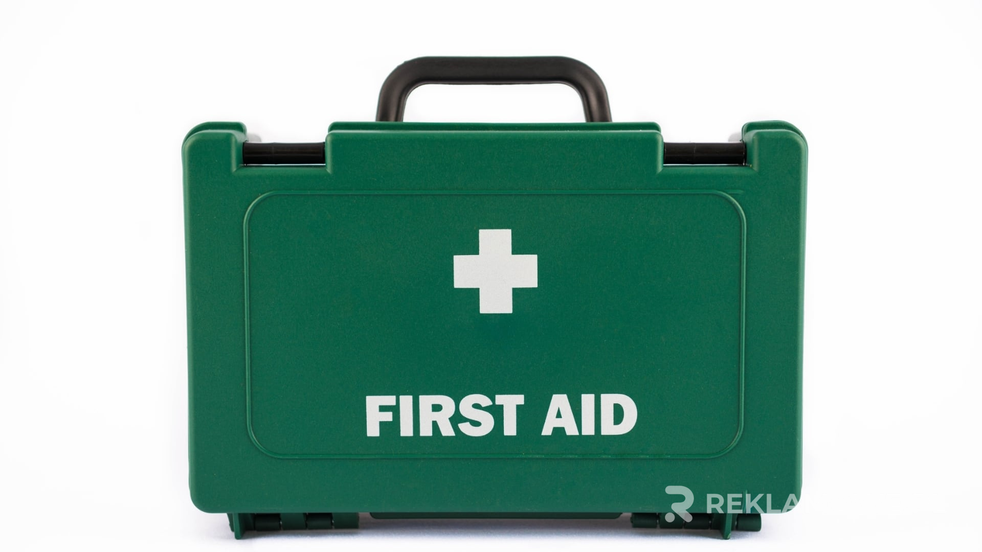 Klient trzymający reklamową apteczkę