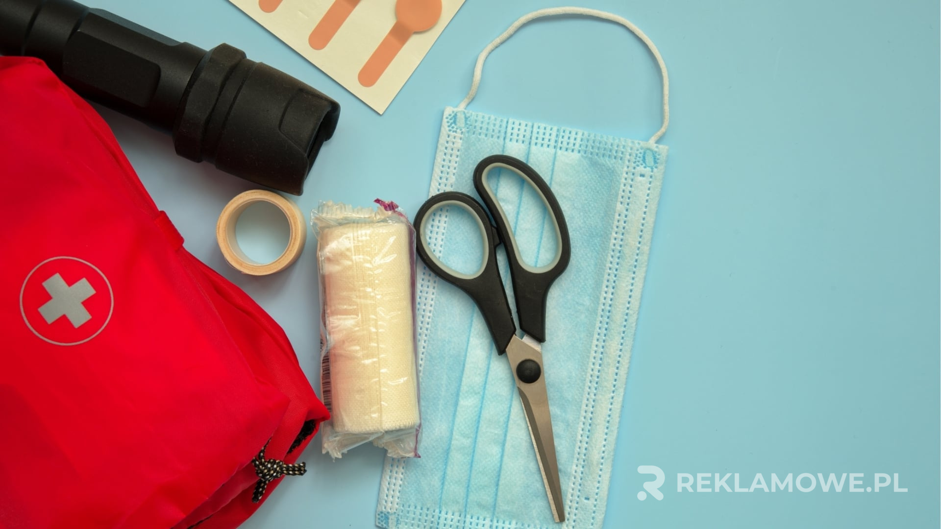 Apteczka reklamowa zapewniająca bezpieczeństwo w miejscu pracy