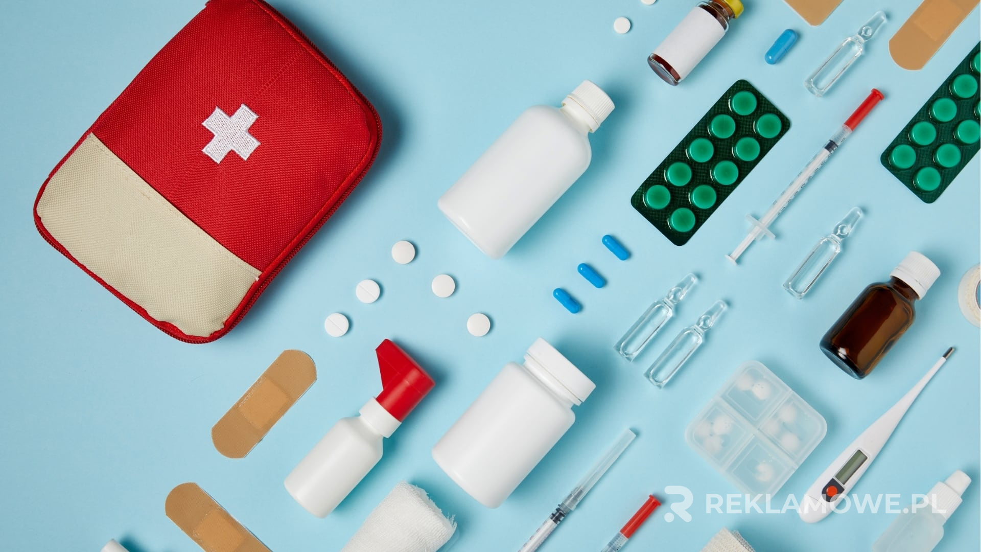 Zrównoważone apteczki reklamowe na zielonym tle