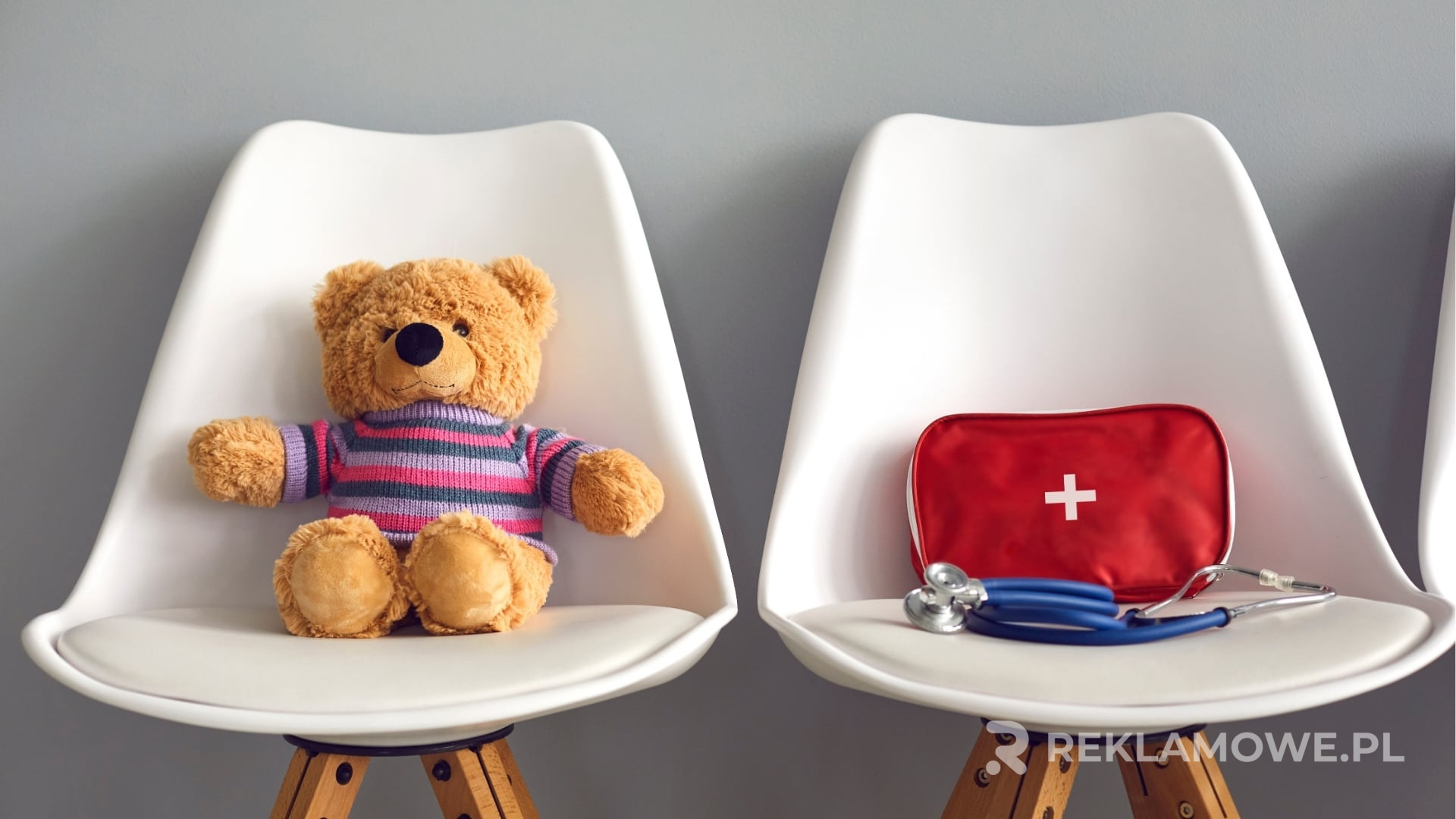 Integracja apteczek reklamowych z produktami promocyjnymi Szafka apteczna otoczona produktami promocyjnymi
