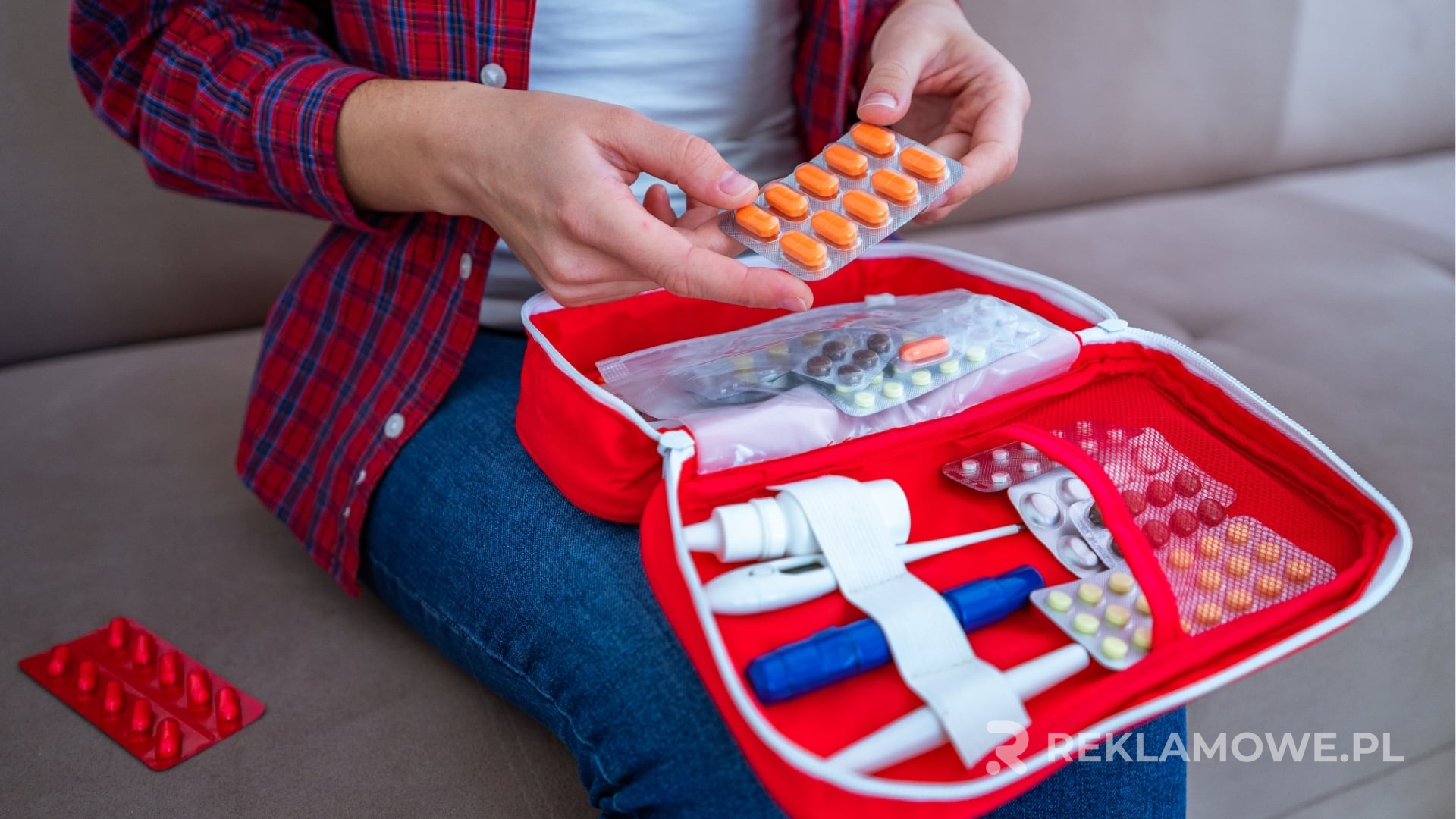 Apteczka reklamowa na stole z przestrzenią biurową w tle