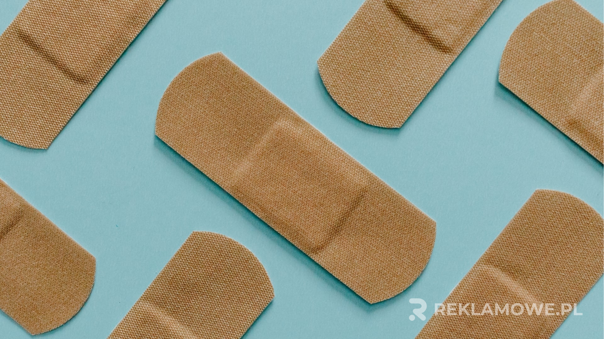 Apteczka reklamowa obok standardowej apteczki