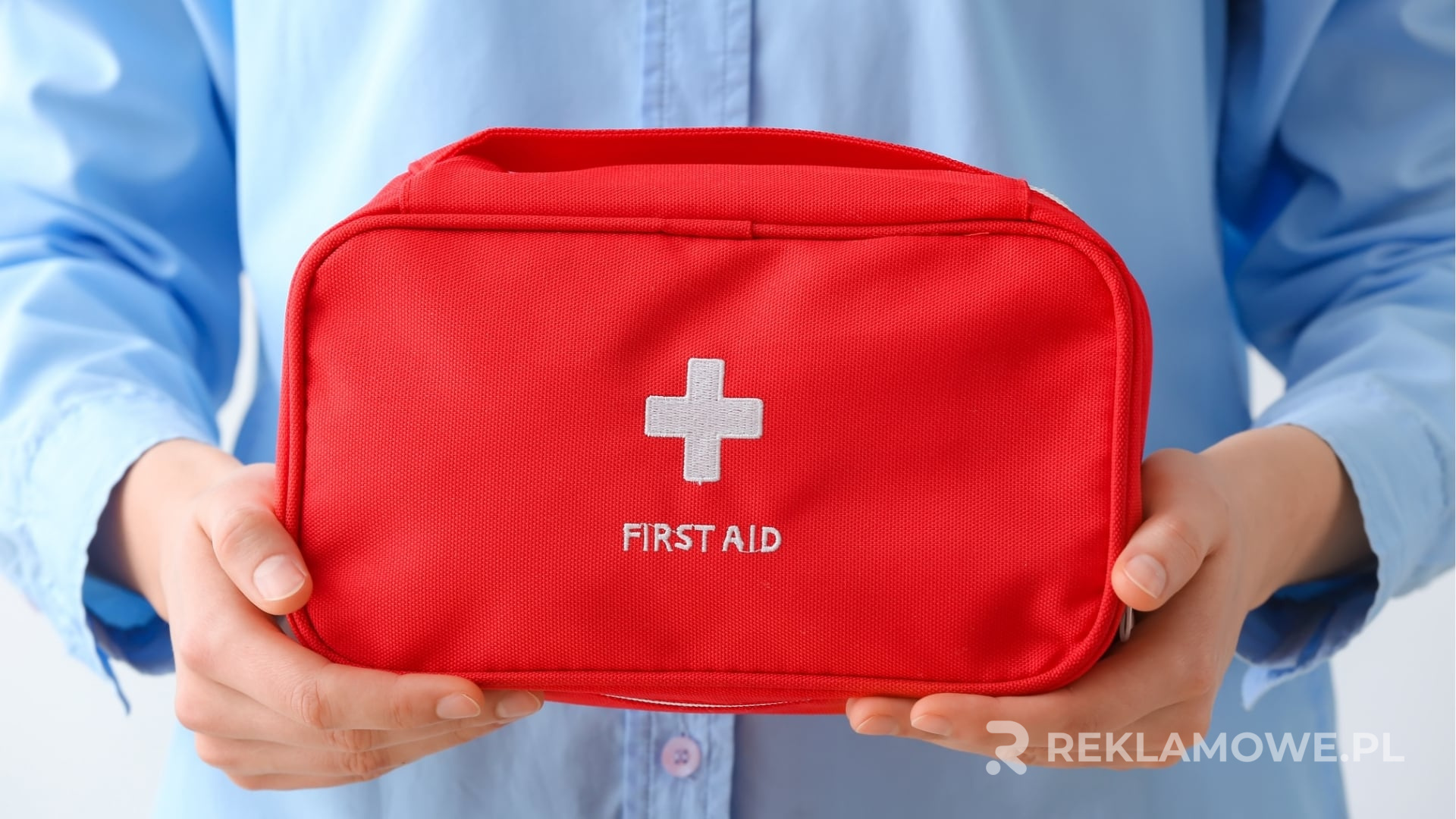 Zawartość apteczki reklamowej na zdjęciu